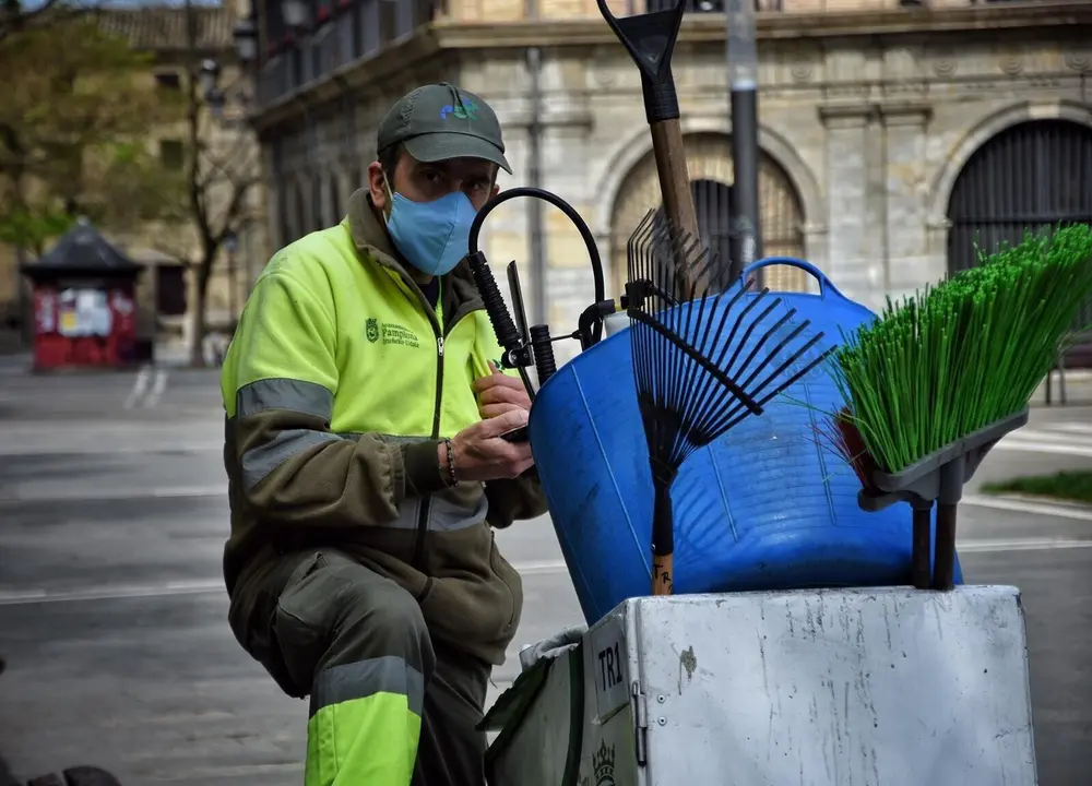 Empleado utiliza mascarilla.