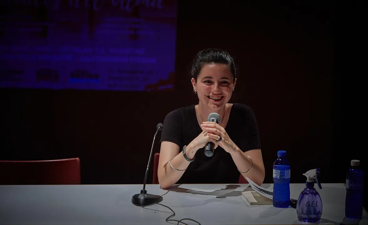 La joven Amaia Irigoyen Lassa, de 19 a&ntilde;os, presenta su libro 'Verdades del alma' en la Casa de la Juventud de Pamplona. Edgar Guti&eacute;rrez.