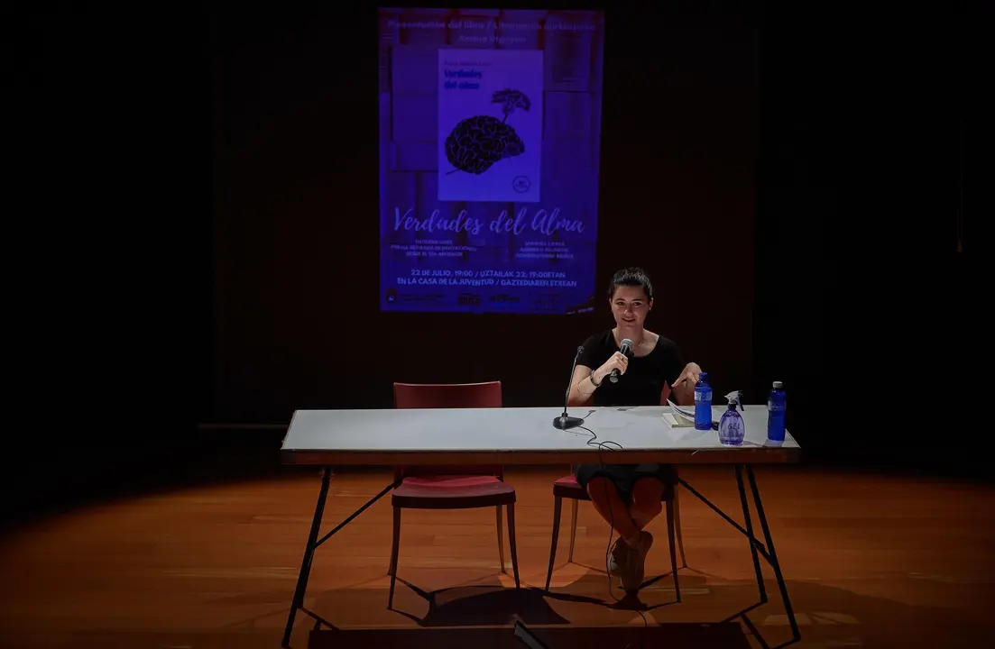La joven Amaia Irigoyen Lassa, de 19 a&ntilde;os, presenta su libro 'Verdades del alma' en la Casa de la Juventud de Pamplona. Edgar Guti&eacute;rrez.