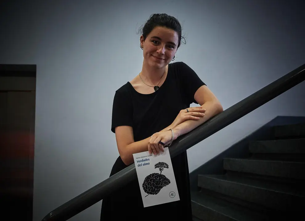 La joven Amaia Irigoyen Lassa, de 19 a&ntilde;os, presenta su libro 'Verdades del alma' en la Casa de la Juventud de Pamplona. Edgar Guti&eacute;rrez.