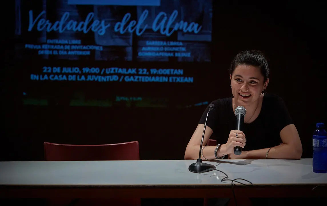 La joven Amaia Irigoyen Lassa, de 19 a&ntilde;os, presenta su libro 'Verdades del alma' en la Casa de la Juventud de Pamplona. Edgar Guti&eacute;rrez.