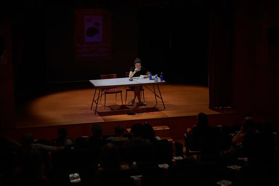 La joven Amaia Irigoyen Lassa, de 19 a&ntilde;os, presenta su libro 'Verdades del alma' en la Casa de la Juventud de Pamplona. Edgar Guti&eacute;rrez.