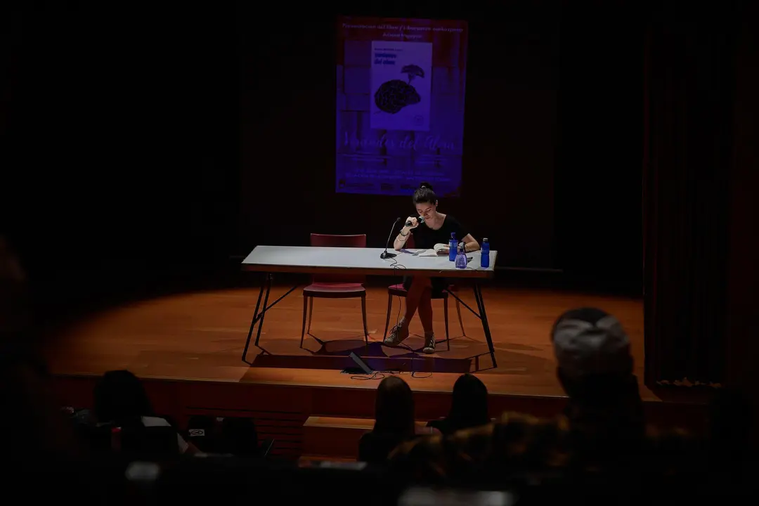 La joven Amaia Irigoyen Lassa, de 19 a&ntilde;os, presenta su libro 'Verdades del alma' en la Casa de la Juventud de Pamplona. Edgar Guti&eacute;rrez.