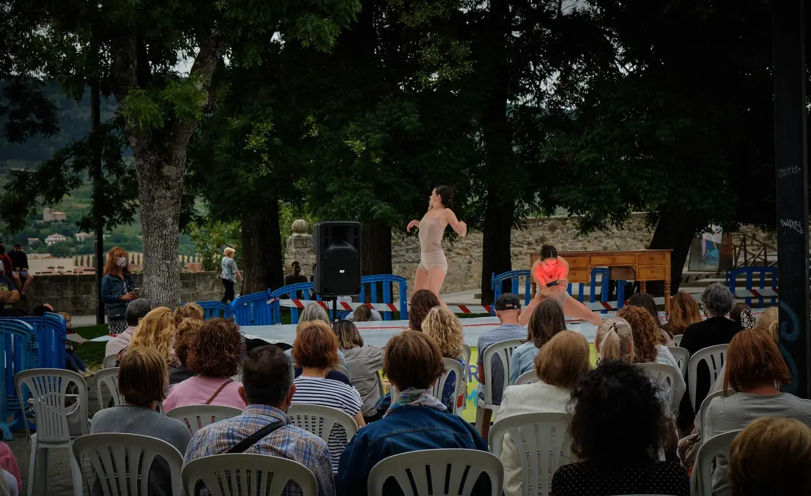 La compa&ntilde;&iacute;a DanzAI abre el ciclo "Atardecer en Pamplona" con su proyecto "Re-des" donde combinan danza y tecnolog&iacute;a.