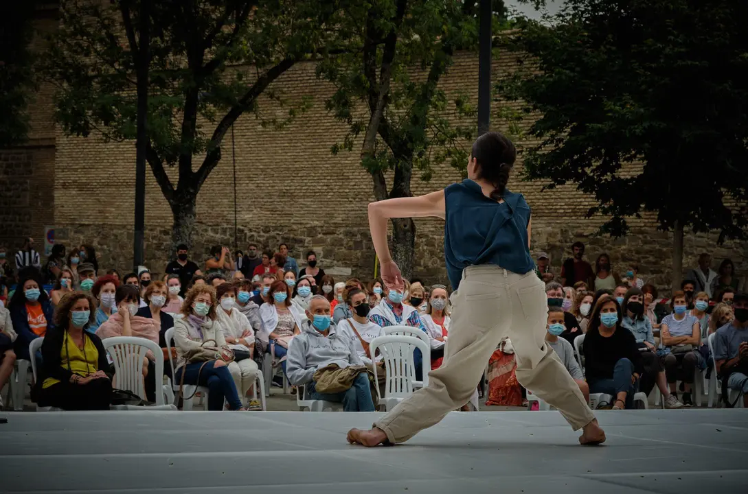 La compa&ntilde;&iacute;a DanzAI abre el ciclo "Atardecer en Pamplona" con su proyecto "Re-des" donde combinan danza y tecnolog&iacute;a.
