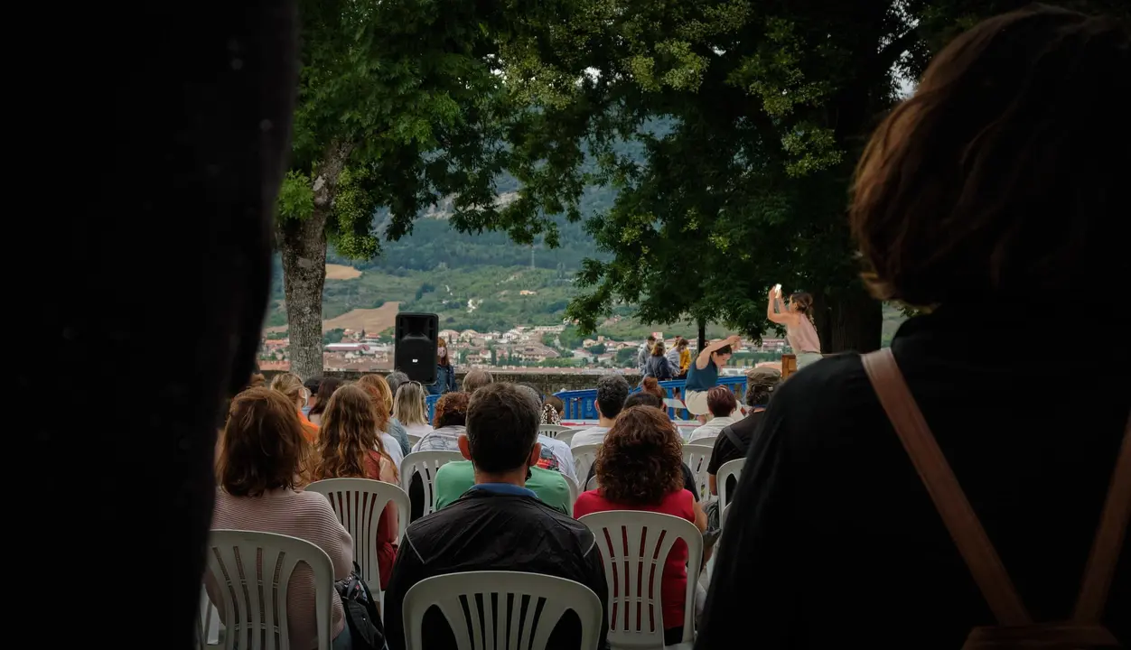 La compa&ntilde;&iacute;a DanzAI abre el ciclo "Atardecer en Pamplona" con su proyecto "Re-des" donde combinan danza y tecnolog&iacute;a.