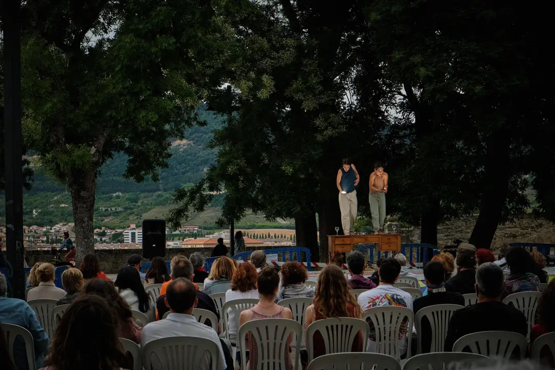 La compa&ntilde;&iacute;a DanzAI abre el ciclo "Atardecer en Pamplona" con su proyecto "Re-des" donde combinan danza y tecnolog&iacute;a.