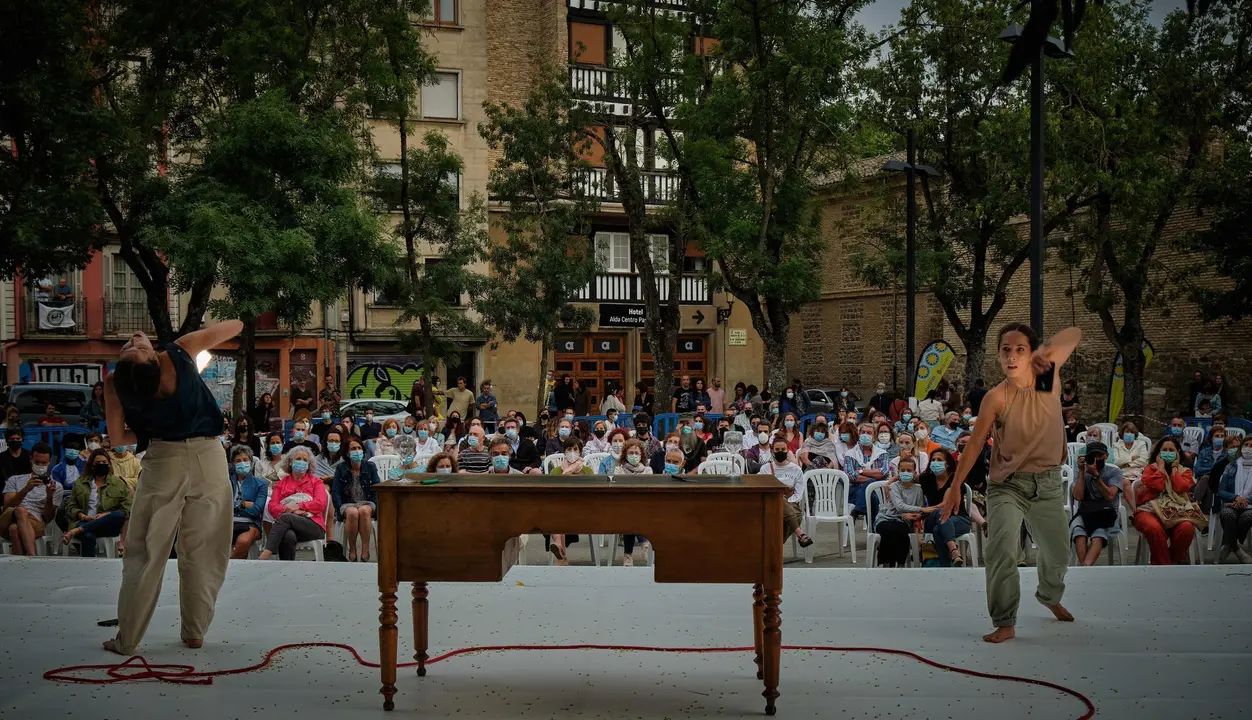 La compa&ntilde;&iacute;a DanzAI abre el ciclo "Atardecer en Pamplona" con su proyecto "Re-des" donde combinan danza y tecnolog&iacute;a.
