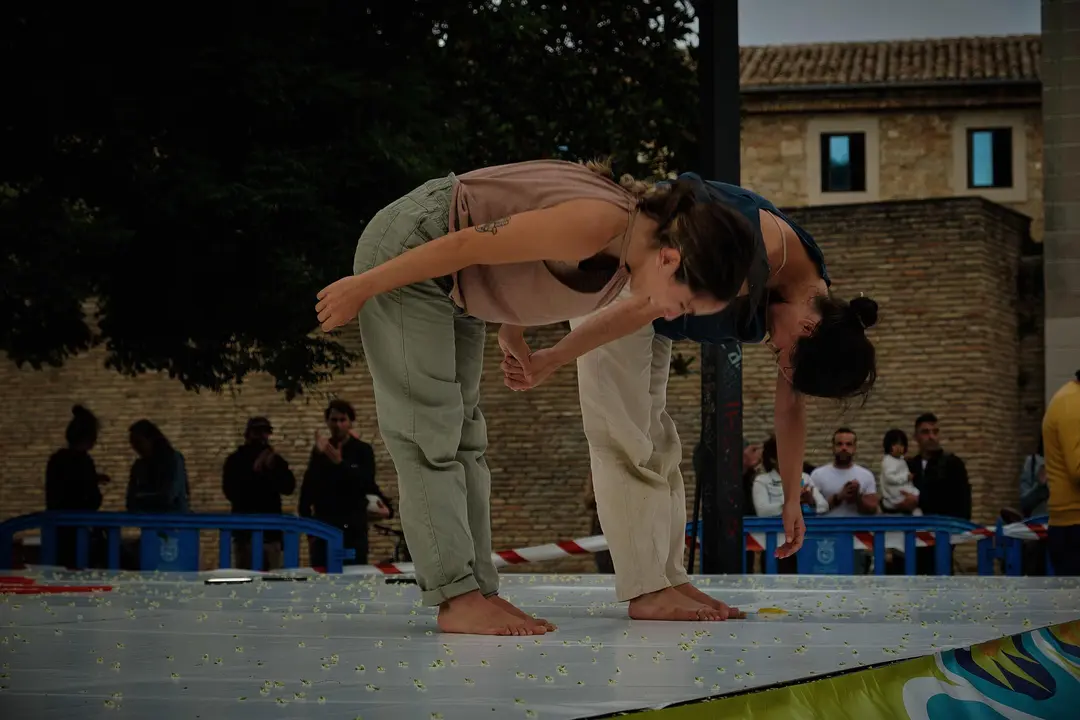 La compa&ntilde;&iacute;a DanzAI abre el ciclo "Atardecer en Pamplona" con su proyecto "Re-des" donde combinan danza y tecnolog&iacute;a.