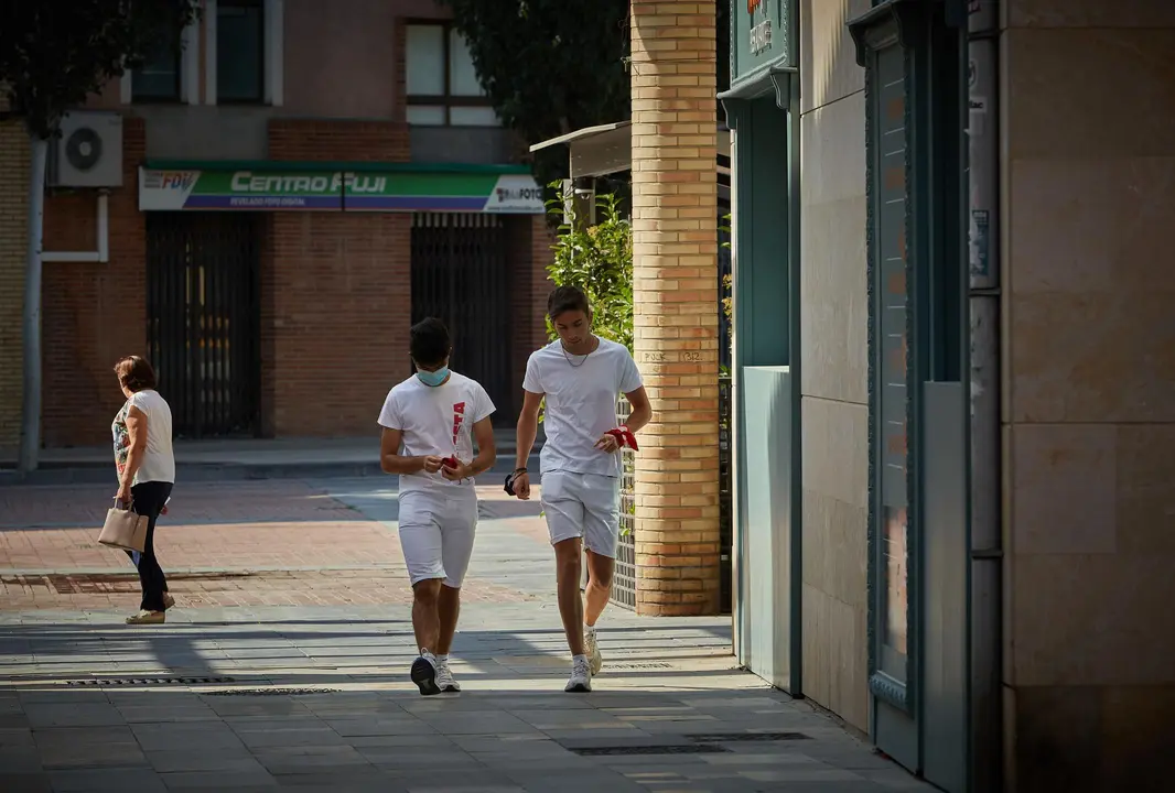 Varias personas almuerzan en las calles de Tudela para, posteriormente, acercase a la Plaza Nueva para recibir estas "no fiestas" de Santa Ana 2021. Tambi&eacute;n se ha acercado a la zona el alcalde de Tudela, Alejandro Toquero, acompa&ntilde;ado de diferentes cuerpos policiales, incluido dos agentes de la polic&iacute;a italiana.