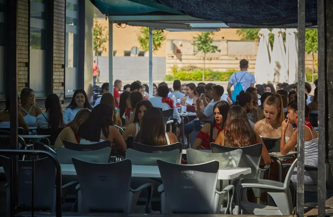 Varias personas almuerzan en las calles de Tudela para, posteriormente, acercase a la Plaza Nueva para recibir estas "no fiestas" de Santa Ana 2021. Tambi&eacute;n se ha acercado a la zona el alcalde de Tudela, Alejandro Toquero, acompa&ntilde;ado de diferentes cuerpos policiales, incluido dos agentes de la polic&iacute;a italiana.