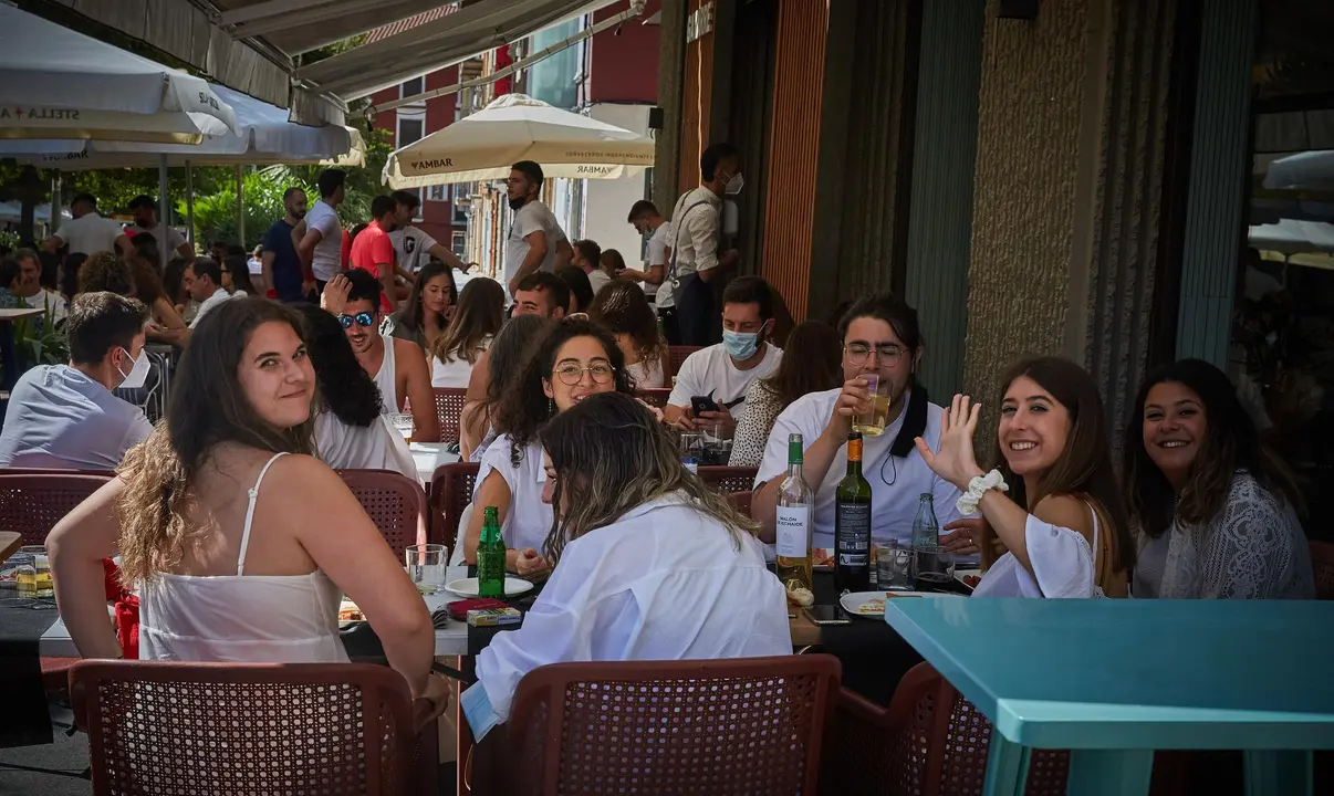Varias personas almuerzan en las calles de Tudela para, posteriormente, acercase a la Plaza Nueva para recibir estas "no fiestas" de Santa Ana 2021. Tambi&eacute;n se ha acercado a la zona el alcalde de Tudela, Alejandro Toquero, acompa&ntilde;ado de diferentes cuerpos policiales, incluido dos agentes de la polic&iacute;a italiana.