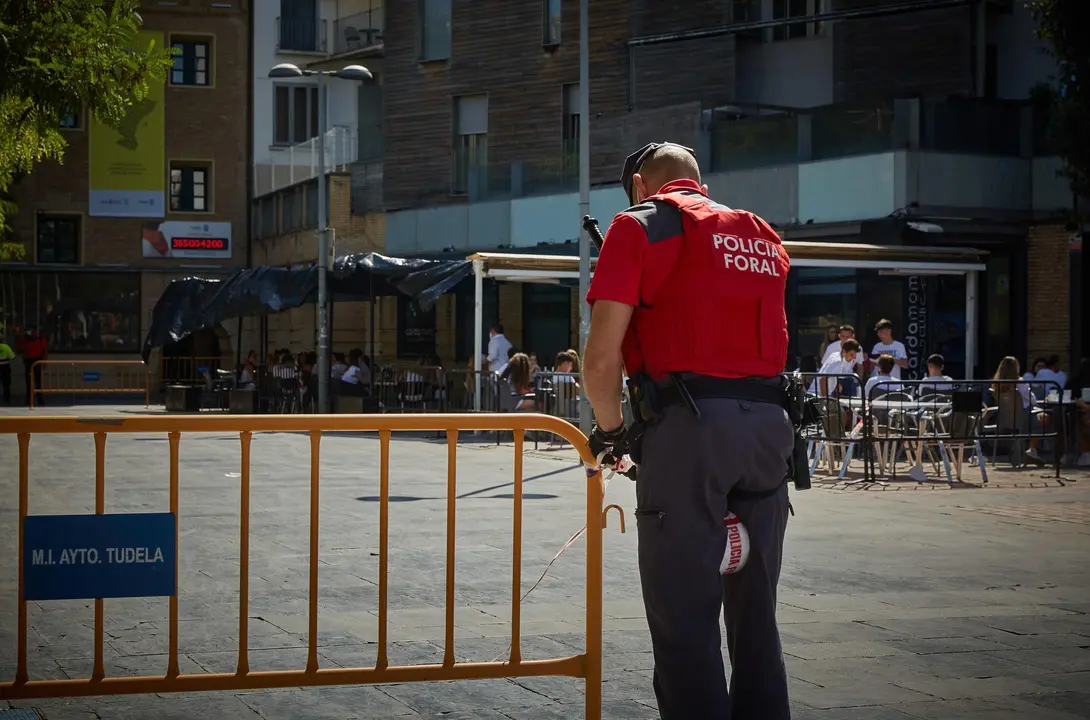 Varias personas almuerzan en las calles de Tudela para, posteriormente, acercase a la Plaza Nueva para recibir estas "no fiestas" de Santa Ana 2021. Tambi&eacute;n se ha acercado a la zona el alcalde de Tudela, Alejandro Toquero, acompa&ntilde;ado de diferentes cuerpos policiales, incluido dos agentes de la polic&iacute;a italiana.
