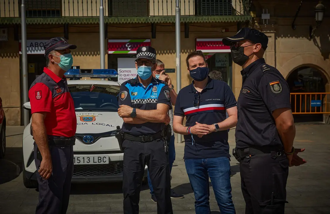 Varias personas almuerzan en las calles de Tudela para, posteriormente, acercase a la Plaza Nueva para recibir estas "no fiestas" de Santa Ana 2021. Tambi&eacute;n se ha acercado a la zona el alcalde de Tudela, Alejandro Toquero, acompa&ntilde;ado de diferentes cuerpos policiales, incluido dos agentes de la polic&iacute;a italiana.