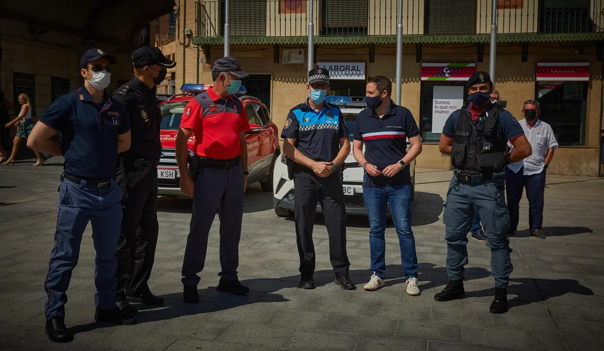Varias personas almuerzan en las calles de Tudela para, posteriormente, acercase a la Plaza Nueva para recibir estas "no fiestas" de Santa Ana 2021. Tambi&eacute;n se ha acercado a la zona el alcalde de Tudela, Alejandro Toquero, acompa&ntilde;ado de diferentes cuerpos policiales, incluido dos agentes de la polic&iacute;a italiana.