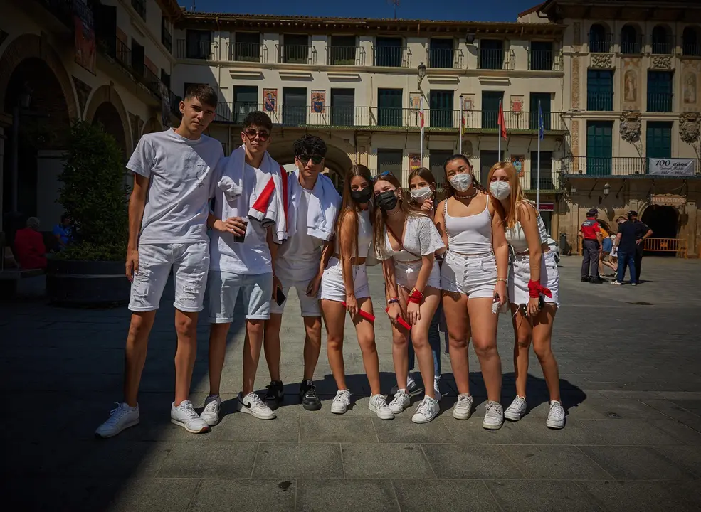 Varias personas almuerzan en las calles de Tudela para, posteriormente, acercase a la Plaza Nueva para recibir estas "no fiestas" de Santa Ana 2021. Tambi&eacute;n se ha acercado a la zona el alcalde de Tudela, Alejandro Toquero, acompa&ntilde;ado de diferentes cuerpos policiales, incluido dos agentes de la polic&iacute;a italiana.