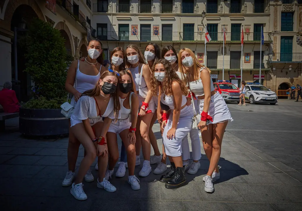 Varias personas almuerzan en las calles de Tudela para, posteriormente, acercase a la Plaza Nueva para recibir estas "no fiestas" de Santa Ana 2021. Tambi&eacute;n se ha acercado a la zona el alcalde de Tudela, Alejandro Toquero, acompa&ntilde;ado de diferentes cuerpos policiales, incluido dos agentes de la polic&iacute;a italiana.