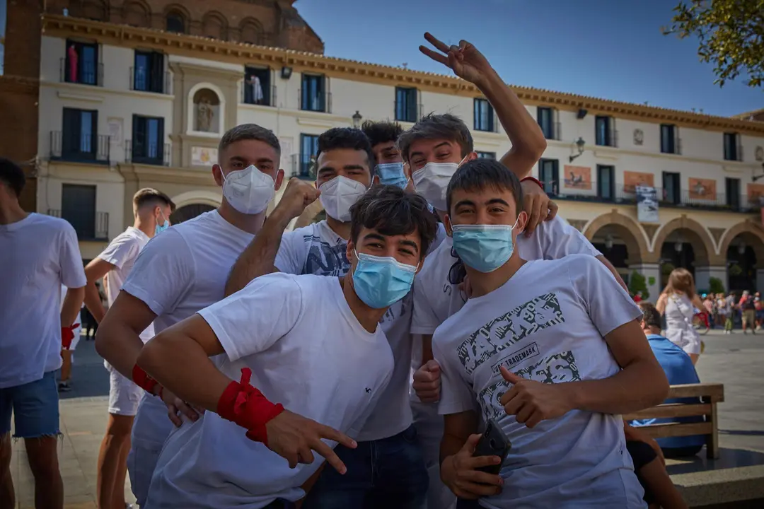 Varias personas almuerzan en las calles de Tudela para, posteriormente, acercase a la Plaza Nueva para recibir estas "no fiestas" de Santa Ana 2021. Tambi&eacute;n se ha acercado a la zona el alcalde de Tudela, Alejandro Toquero, acompa&ntilde;ado de diferentes cuerpos policiales, incluido dos agentes de la polic&iacute;a italiana.