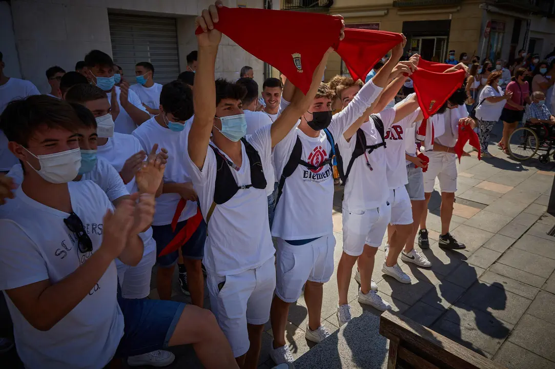 Varias personas almuerzan en las calles de Tudela para, posteriormente, acercase a la Plaza Nueva para recibir estas "no fiestas" de Santa Ana 2021. Tambi&eacute;n se ha acercado a la zona el alcalde de Tudela, Alejandro Toquero, acompa&ntilde;ado de diferentes cuerpos policiales, incluido dos agentes de la polic&iacute;a italiana.