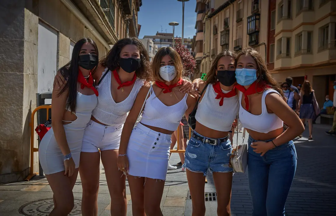 Varias personas almuerzan en las calles de Tudela para, posteriormente, acercase a la Plaza Nueva para recibir estas "no fiestas" de Santa Ana 2021. Tambi&eacute;n se ha acercado a la zona el alcalde de Tudela, Alejandro Toquero, acompa&ntilde;ado de diferentes cuerpos policiales, incluido dos agentes de la polic&iacute;a italiana.