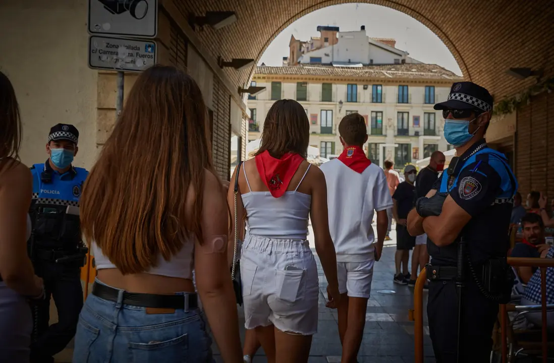 Varias personas almuerzan en las calles de Tudela para, posteriormente, acercase a la Plaza Nueva para recibir estas "no fiestas" de Santa Ana 2021. Tambi&eacute;n se ha acercado a la zona el alcalde de Tudela, Alejandro Toquero, acompa&ntilde;ado de diferentes cuerpos policiales, incluido dos agentes de la polic&iacute;a italiana.