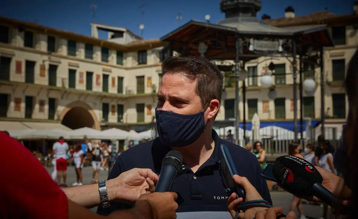 Varias personas almuerzan en las calles de Tudela para, posteriormente, acercase a la Plaza Nueva para recibir estas "no fiestas" de Santa Ana 2021. Tambi&eacute;n se ha acercado a la zona el alcalde de Tudela, Alejandro Toquero, acompa&ntilde;ado de diferentes cuerpos policiales, incluido dos agentes de la polic&iacute;a italiana.