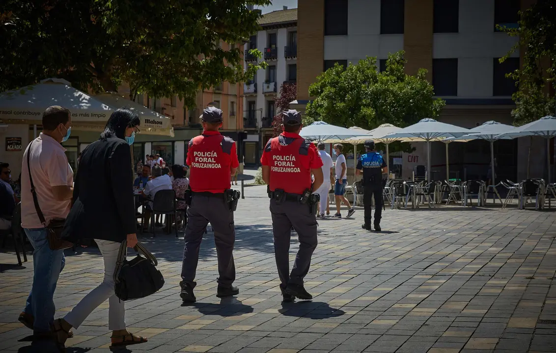 Varias personas almuerzan en las calles de Tudela para, posteriormente, acercase a la Plaza Nueva para recibir estas "no fiestas" de Santa Ana 2021. Tambi&eacute;n se ha acercado a la zona el alcalde de Tudela, Alejandro Toquero, acompa&ntilde;ado de diferentes cuerpos policiales, incluido dos agentes de la polic&iacute;a italiana.