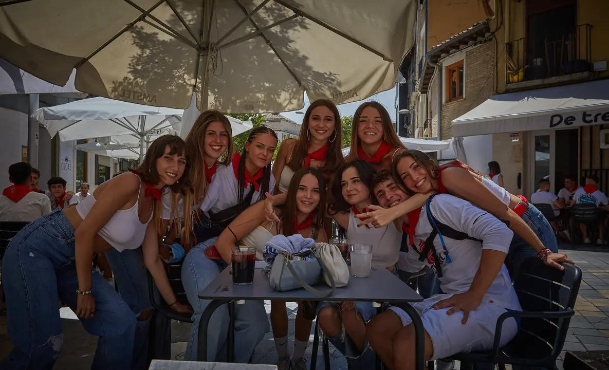 Varias personas almuerzan en las calles de Tudela para, posteriormente, acercase a la Plaza Nueva para recibir estas "no fiestas" de Santa Ana 2021. Tambi&eacute;n se ha acercado a la zona el alcalde de Tudela, Alejandro Toquero, acompa&ntilde;ado de diferentes cuerpos policiales, incluido dos agentes de la polic&iacute;a italiana.