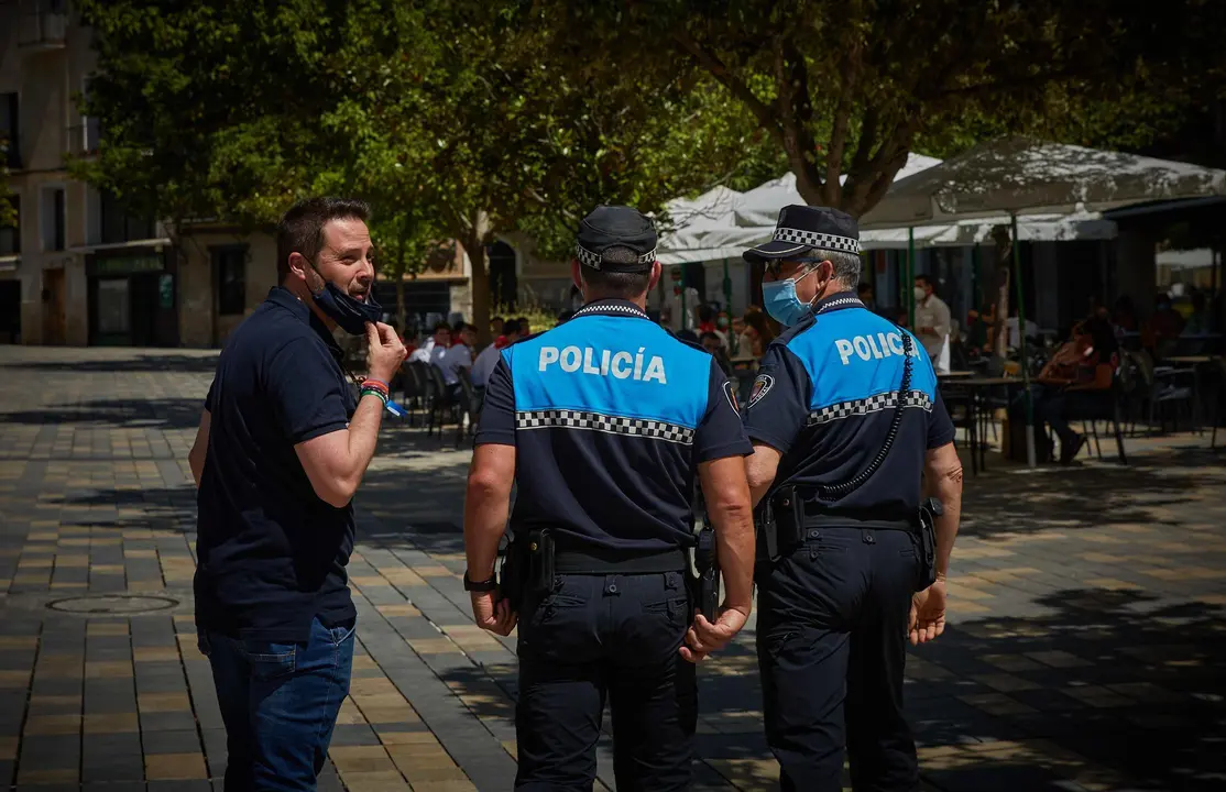 Varias personas almuerzan en las calles de Tudela para, posteriormente, acercase a la Plaza Nueva para recibir estas "no fiestas" de Santa Ana 2021. Tambi&eacute;n se ha acercado a la zona el alcalde de Tudela, Alejandro Toquero, acompa&ntilde;ado de diferentes cuerpos policiales, incluido dos agentes de la polic&iacute;a italiana.