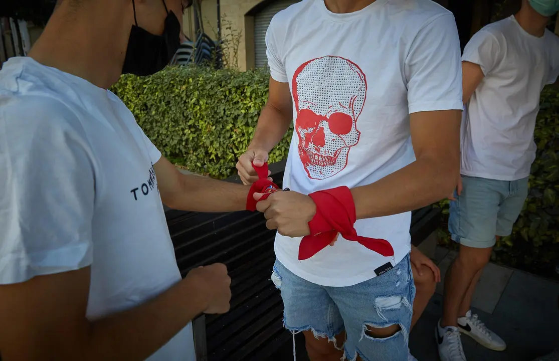 Varias personas almuerzan en las calles de Tudela para, posteriormente, acercase a la Plaza Nueva para recibir estas "no fiestas" de Santa Ana 2021. Tambi&eacute;n se ha acercado a la zona el alcalde de Tudela, Alejandro Toquero, acompa&ntilde;ado de diferentes cuerpos policiales, incluido dos agentes de la polic&iacute;a italiana.