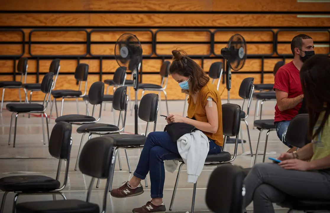 Varios j&oacute;venes han recibido hoy, en la UPNA, la primera dosis de la vacuna contra la enfermedad COVID-19. Entre esas personas tambi&eacute;n se encontraba la ministra de Derechos Sociales y Agenda 2030, Ione Belarra.