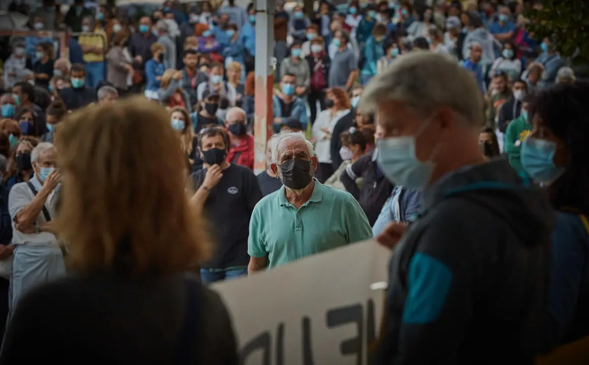 Cientos de vecinos se manifestaron ayer por las calles del barrio pamplon&eacute;s de la Txantrea, en rechazo a la zona azul que quieren implementar en dicho sitio el pr&oacute;ximo d&iacute;a 1 de septiembre.