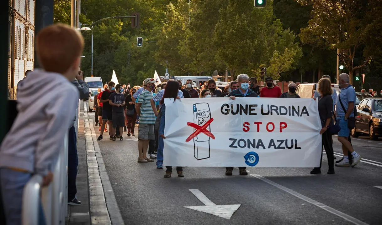 Cientos de vecinos se manifestaron ayer por las calles del barrio pamplon&eacute;s de la Txantrea, en rechazo a la zona azul que quieren implementar en dicho sitio el pr&oacute;ximo d&iacute;a 1 de septiembre.