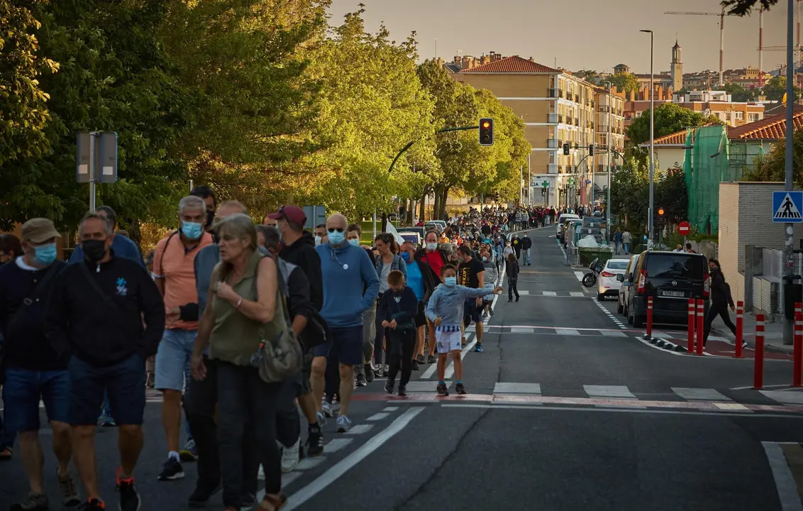 Cientos de vecinos se manifestaron ayer por las calles del barrio pamplon&eacute;s de la Txantrea, en rechazo a la zona azul que quieren implementar en dicho sitio el pr&oacute;ximo d&iacute;a 1 de septiembre.