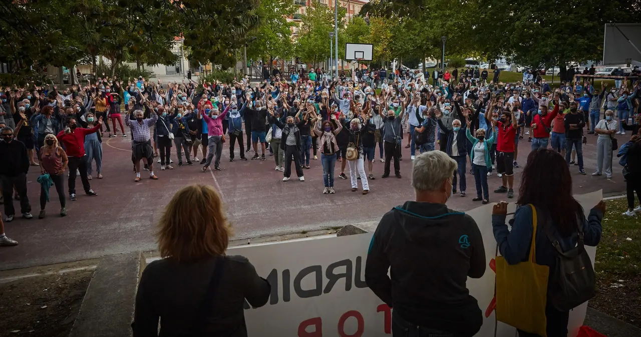 Cientos de vecinos se manifestaron ayer por las calles del barrio pamplon&eacute;s de la Txantrea, en rechazo a la zona azul que quieren implementar en dicho sitio el pr&oacute;ximo d&iacute;a 1 de septiembre.