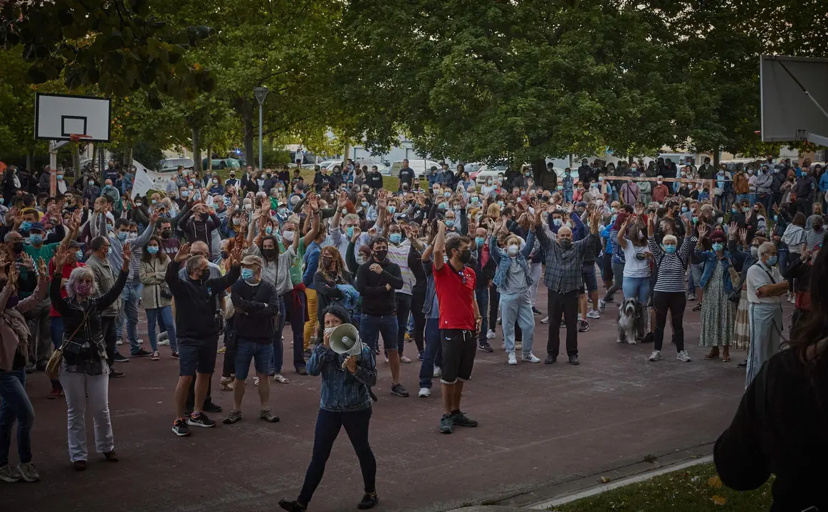 Cientos de vecinos se manifestaron ayer por las calles del barrio pamplon&eacute;s de la Txantrea, en rechazo a la zona azul que quieren implementar en dicho sitio el pr&oacute;ximo d&iacute;a 1 de septiembre.