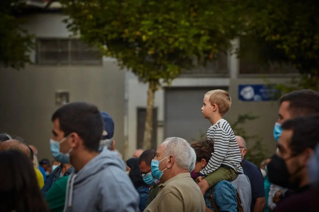 Cientos de vecinos se manifestaron ayer por las calles del barrio pamplon&eacute;s de la Txantrea, en rechazo a la zona azul que quieren implementar en dicho sitio el pr&oacute;ximo d&iacute;a 1 de septiembre.