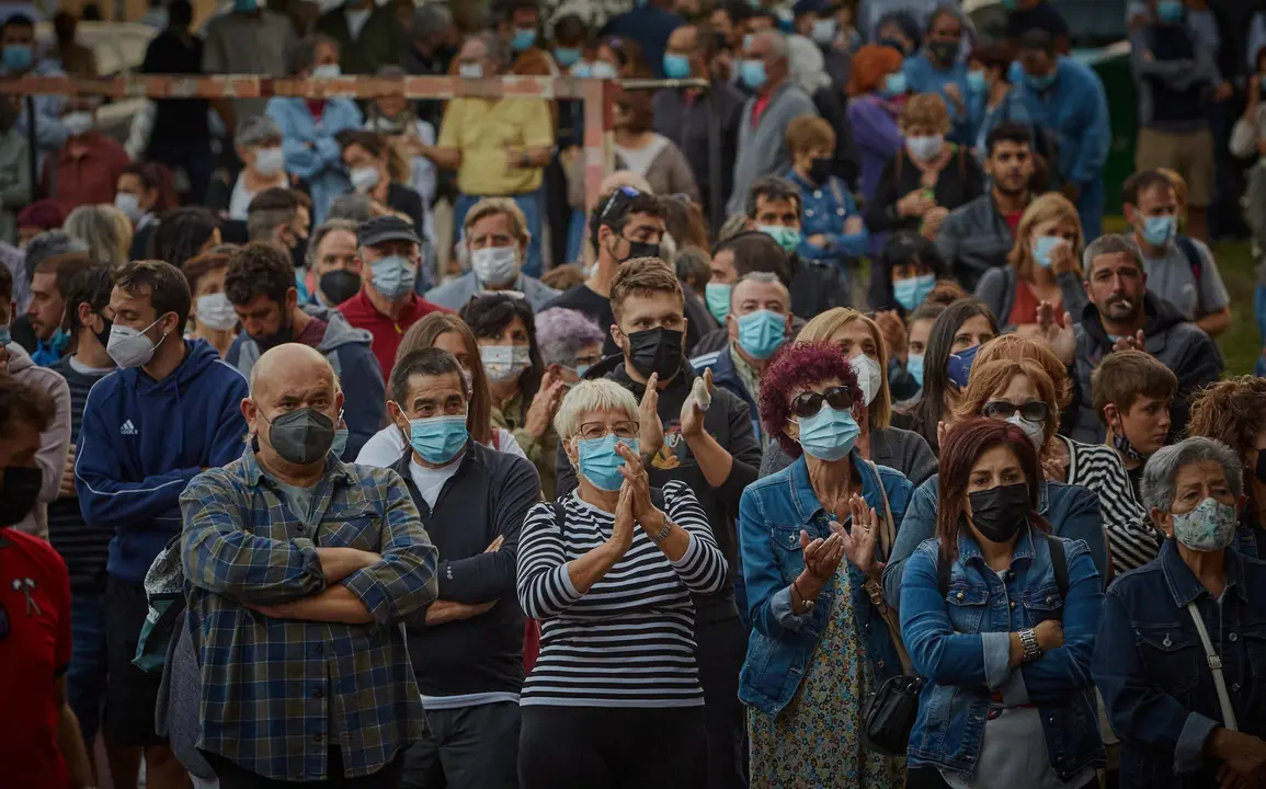 Cientos de vecinos se manifestaron ayer por las calles del barrio pamplon&eacute;s de la Txantrea, en rechazo a la zona azul que quieren implementar en dicho sitio el pr&oacute;ximo d&iacute;a 1 de septiembre.
