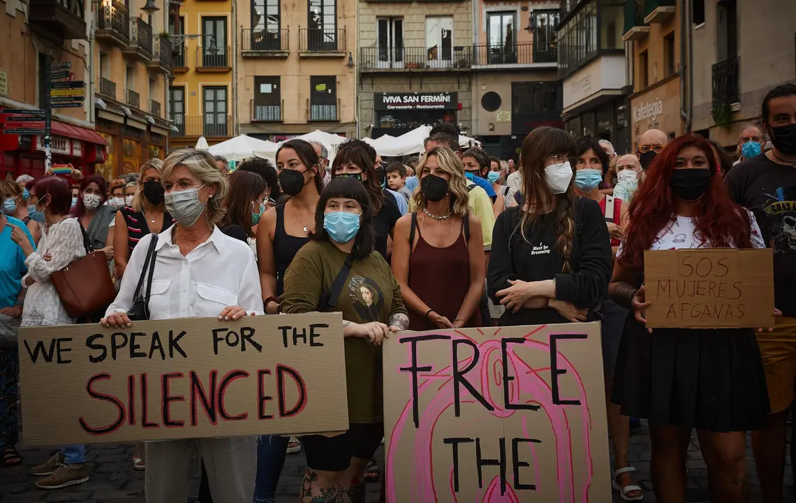 Decenas de personas se concentraron ayer en la plaza del Ayuntamiento de Pamplona, como s&iacute;mbolo de apoyo a las mujeres afganas por la p&eacute;rdida de libertades ante la llegada de los talibanes al poder.