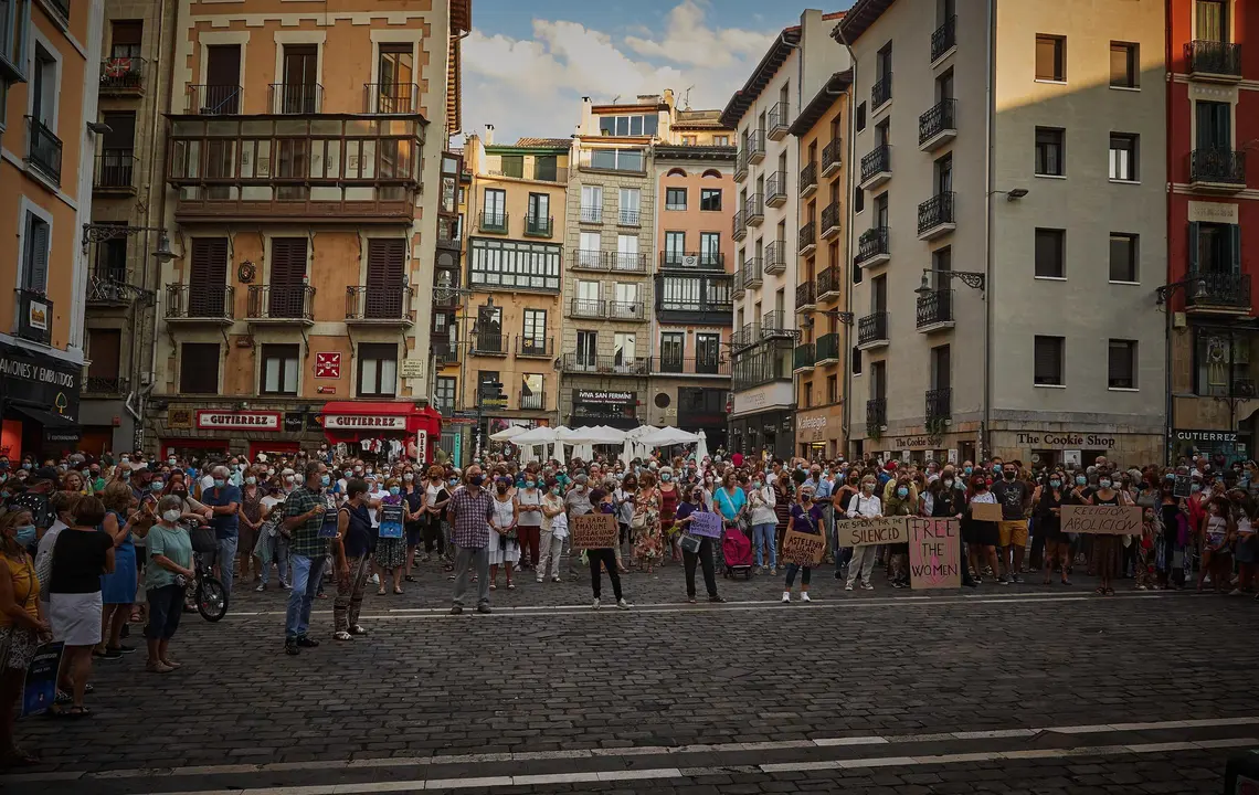Decenas de personas se concentraron ayer en la plaza del Ayuntamiento de Pamplona, como s&iacute;mbolo de apoyo a las mujeres afganas por la p&eacute;rdida de libertades ante la llegada de los talibanes al poder.