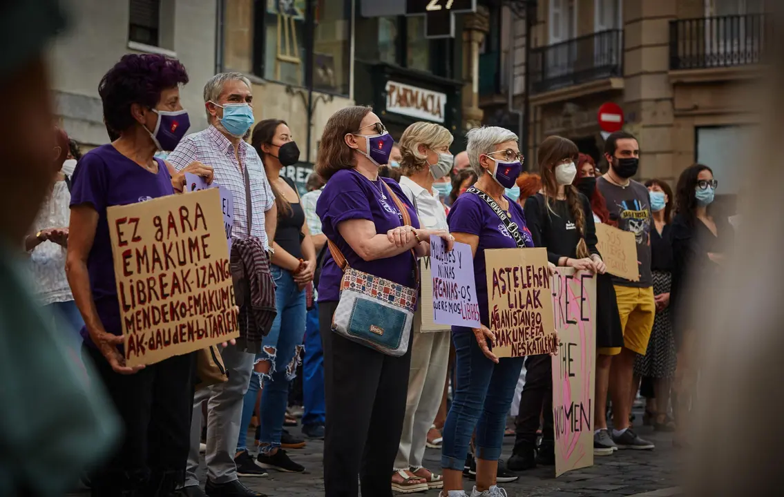 Decenas de personas se concentraron ayer en la plaza del Ayuntamiento de Pamplona, como s&iacute;mbolo de apoyo a las mujeres afganas por la p&eacute;rdida de libertades ante la llegada de los talibanes al poder.