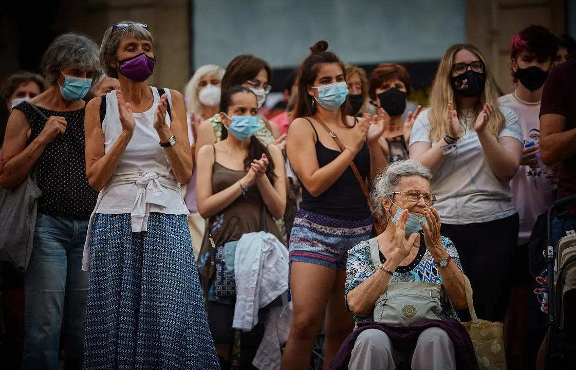 Decenas de personas se concentraron ayer en la plaza del Ayuntamiento de Pamplona, como s&iacute;mbolo de apoyo a las mujeres afganas por la p&eacute;rdida de libertades ante la llegada de los talibanes al poder.