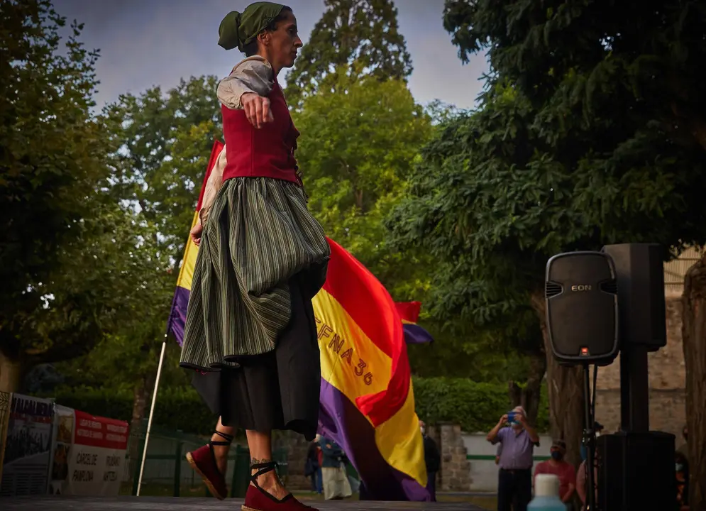Un grupo de personas se congregan en el solar de la antigua c&aacute;rcel de Pamplona para conmemorar el 85&ordm; aniversario de los fusilamientos de Valcaldera, donde fueron fusilados 52 republicanos tras decirles que iban a ser puestos en libertad.