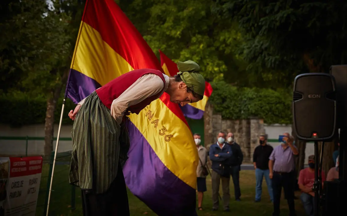 Un grupo de personas se congregan en el solar de la antigua c&aacute;rcel de Pamplona para conmemorar el 85&ordm; aniversario de los fusilamientos de Valcaldera, donde fueron fusilados 52 republicanos tras decirles que iban a ser puestos en libertad.