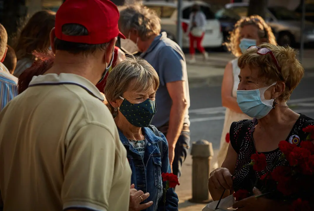 Un grupo de personas se congregan en el solar de la antigua c&aacute;rcel de Pamplona para conmemorar el 85&ordm; aniversario de los fusilamientos de Valcaldera, donde fueron fusilados 52 republicanos tras decirles que iban a ser puestos en libertad.