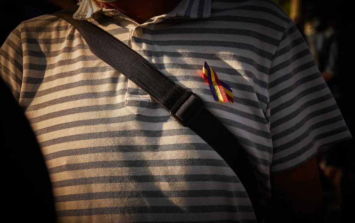 Un grupo de personas se congregan en el solar de la antigua c&aacute;rcel de Pamplona para conmemorar el 85&ordm; aniversario de los fusilamientos de Valcaldera, donde fueron fusilados 52 republicanos tras decirles que iban a ser puestos en libertad.