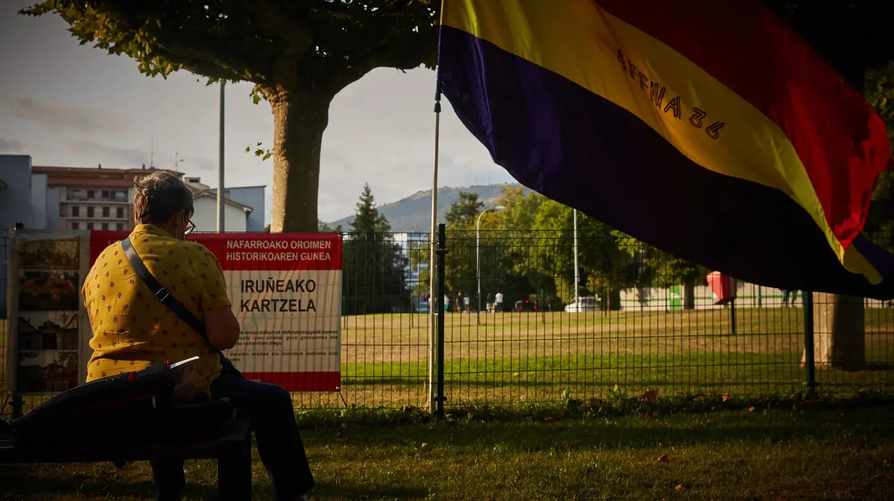 Un grupo de personas se congregan en el solar de la antigua c&aacute;rcel de Pamplona para conmemorar el 85&ordm; aniversario de los fusilamientos de Valcaldera, donde fueron fusilados 52 republicanos tras decirles que iban a ser puestos en libertad.