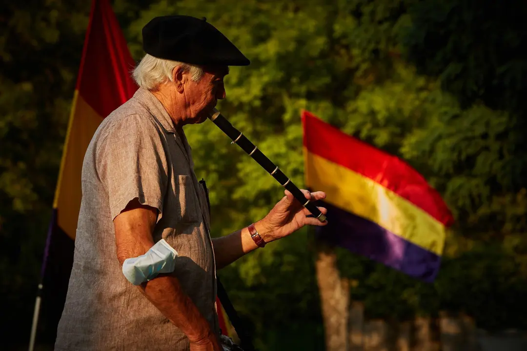 Un grupo de personas se congregan en el solar de la antigua c&aacute;rcel de Pamplona para conmemorar el 85&ordm; aniversario de los fusilamientos de Valcaldera, donde fueron fusilados 52 republicanos tras decirles que iban a ser puestos en libertad.
