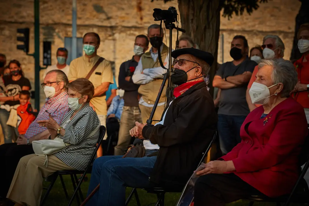 Un grupo de personas se congregan en el solar de la antigua c&aacute;rcel de Pamplona para conmemorar el 85&ordm; aniversario de los fusilamientos de Valcaldera, donde fueron fusilados 52 republicanos tras decirles que iban a ser puestos en libertad.