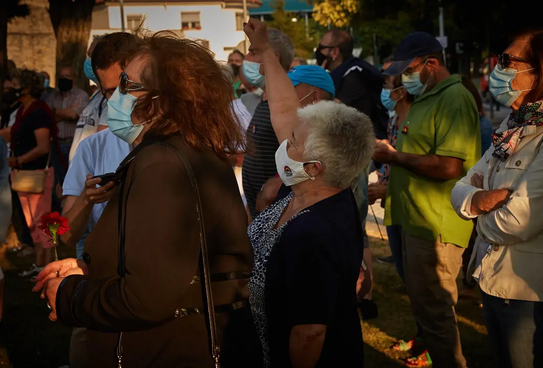 Un grupo de personas se congregan en el solar de la antigua c&aacute;rcel de Pamplona para conmemorar el 85&ordm; aniversario de los fusilamientos de Valcaldera, donde fueron fusilados 52 republicanos tras decirles que iban a ser puestos en libertad.